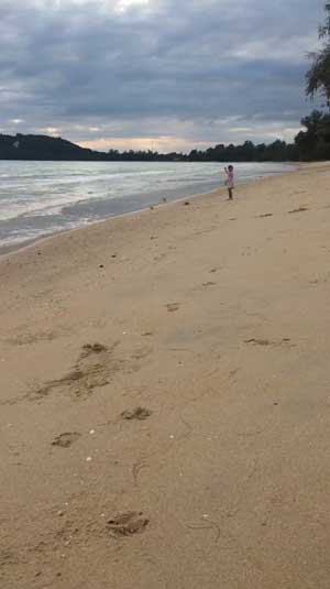 砂浜 転がる ツキイゲ 娘 砂かけられ 撃沈 まっくろくろすけ