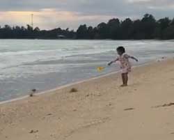 砂浜 転がる ツキイゲ 娘 砂かけられ 撃沈 まっくろくろすけ