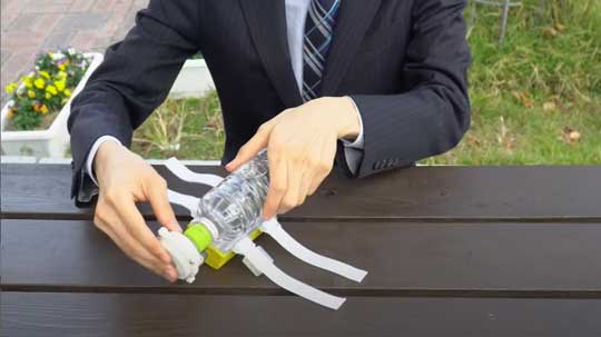 ペットボトルキャップオープナー 全自動 フタ 片手 開閉 発明 カズヤシバタ