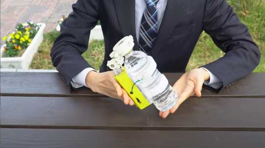 ペットボトルキャップオープナー 全自動 フタ 片手 開閉 発明 カズヤシバタ