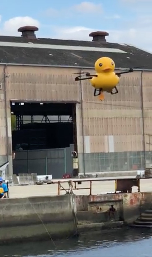 「こういうのに弱いんだよ」「操縦してみたい」　純真無垢な表情で空を飛び回るアヒルドローンがかわいい