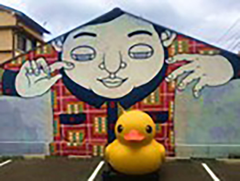 「こういうのに弱いんだよ」「操縦してみたい」　純真無垢な表情で空を飛び回るアヒルドローンがかわいい