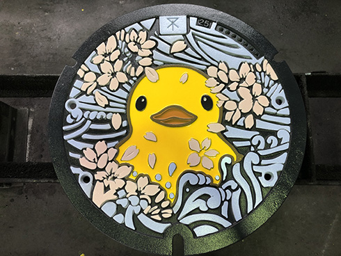 「こういうのに弱いんだよ」「操縦してみたい」　純真無垢な表情で空を飛び回るアヒルドローンがかわいい