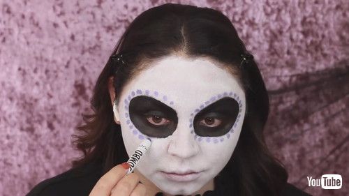 「Woman Displays Her Mind-Blowing Makeup Skills by Transforming Her Face Into Skull - 1266761」