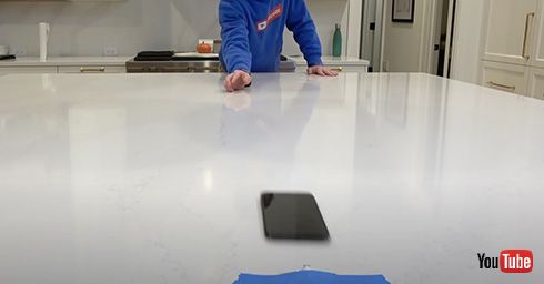 iPhoneをすべらせて充電するテクニックがすごい　マネできないけど無駄にかっこよくてひきつけられる