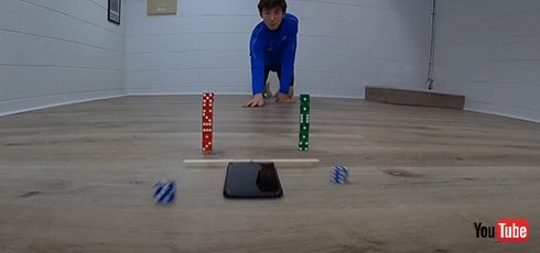 iPhoneをすべらせて充電するテクニックがすごい　マネできないけど無駄にかっこよくてひきつけられる