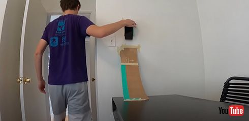 iPhoneをすべらせて充電するテクニックがすごい　マネできないけど無駄にかっこよくてひきつけられる