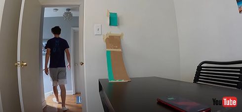 iPhoneをすべらせて充電するテクニックがすごい　マネできないけど無駄にかっこよくてひきつけられる