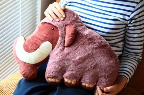 マンモス 氷漬け クッション ぬいぐるみ