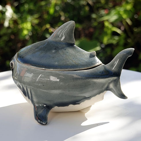 サメの蓋物・斜め後ろから