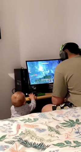 「Baby Stops the Xbox || ViralHog」