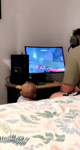 「Baby Stops the Xbox || ViralHog」