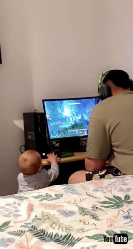 「Baby Stops the Xbox || ViralHog」