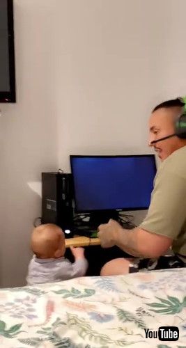 「Baby Stops the Xbox || ViralHog」