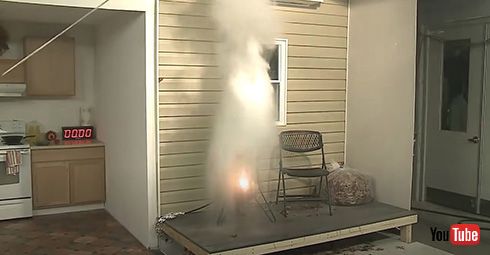 「夜空に浮かぶあれは何？」→「アイツは七面鳥さ」　感謝祭で頻発する火事の注意喚起をする画像がシュール