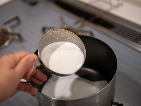 鍋に牛乳を入れるところ