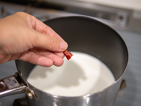 鍋に赤唐辛子を入れるところ