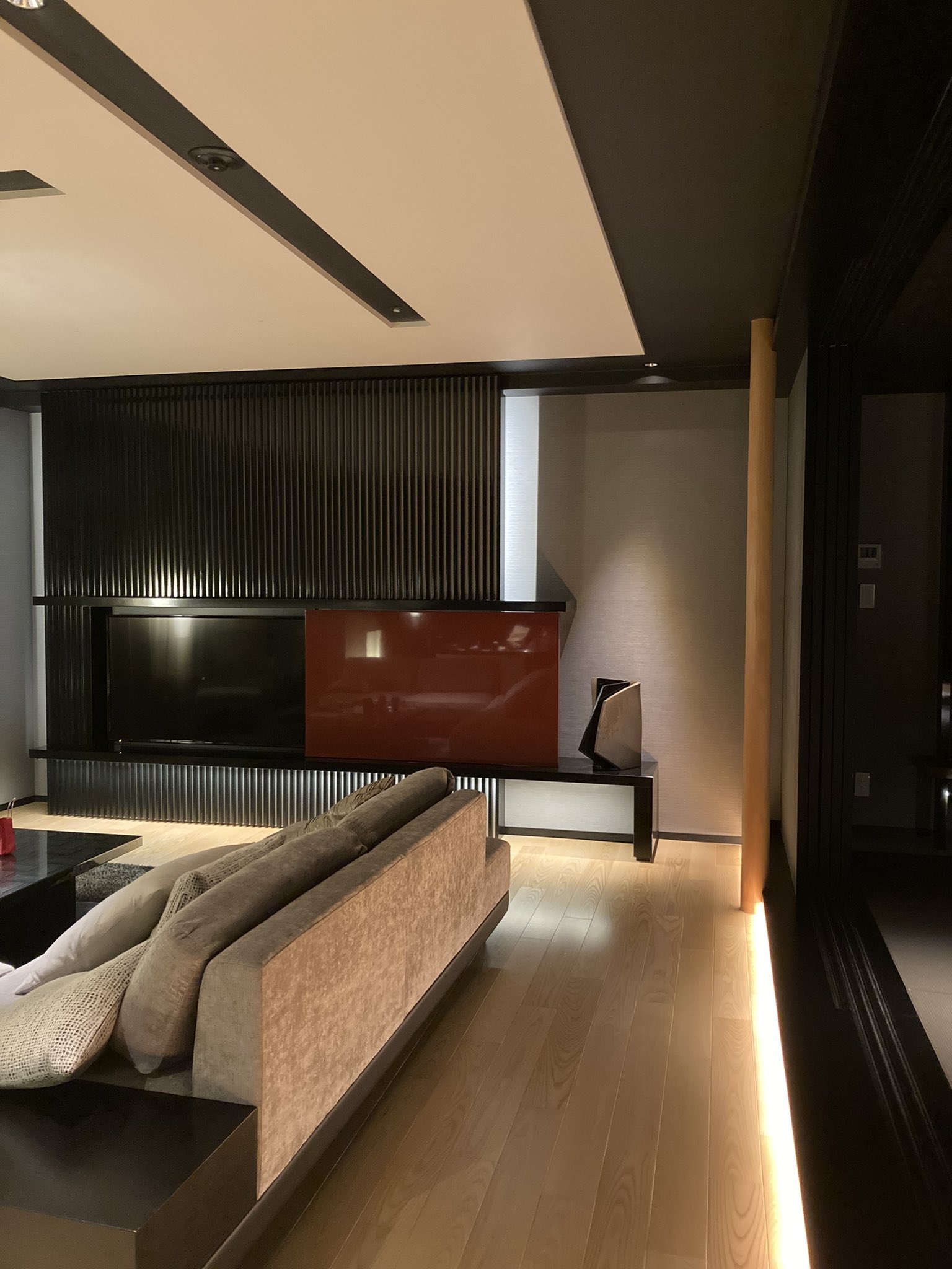 ホテルのスイートルームにPS5置いてある！ → 石だぁ〜　あまりにもPS5な石に爆笑