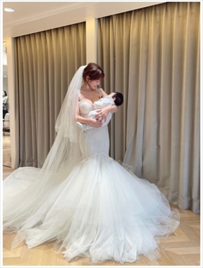 舟山久美子 ウエディングドレス マーメイドドレス くみっきー 結婚式 延期 コロナ 出産 息子 ブログ