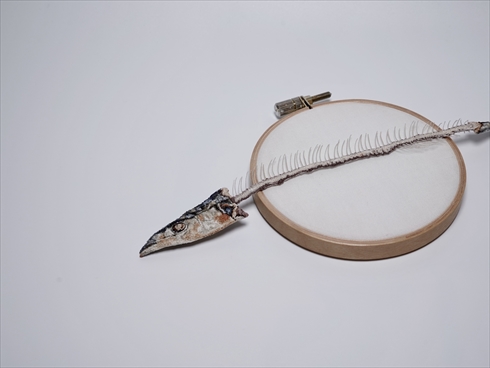 どういうこと」「天才すぎる」 刺繍作品「秋刀魚の塩焼き縫い