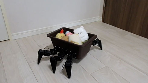 ぬいぐるみを運ぶ歩くおもちゃ箱