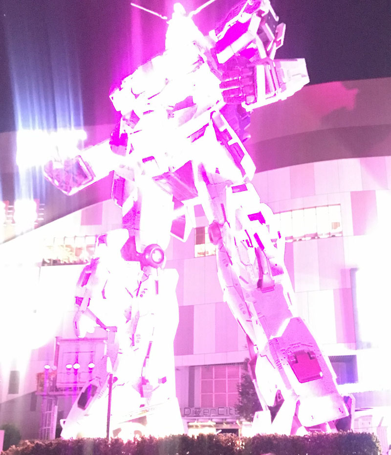 お台場のガンダムが撮影ミスでめちゃくちゃ発光　奇跡のショットが「自爆寸前」「トランザム付いてたっけ？」と話題