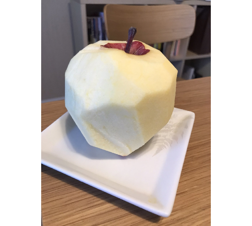 「りんごの皮剥くのが下手過ぎて初代バーチャファイターみたいになる」　カクカクのリンゴに10万超のいいね　多角形すぎて「これはポリンゴ」