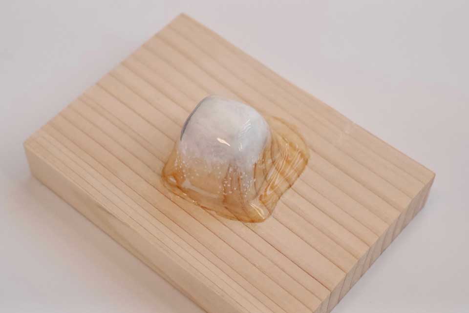 木彫りの「溶けかけの氷」が目を疑うリアルさ　1つの木から掘り出して作った作品に驚きの声