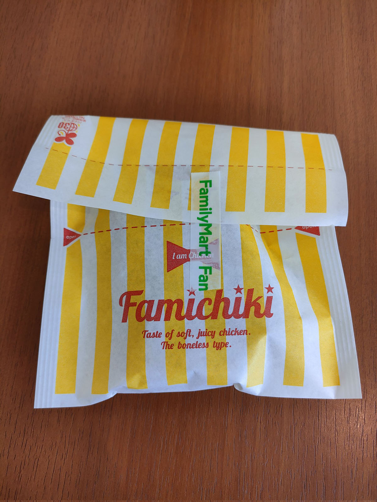 ファミチキの“袋”の写真だけを淡々とツイートするアカウント「ファミチキへの怒り」が人気　気持ちは確かに分かる