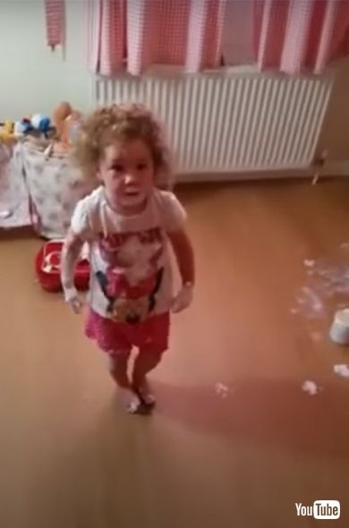 色覚補助メガネをかけた男の子