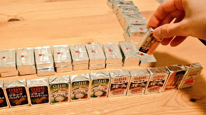 ベビーチーズを牌に見立てる“ベビーチーズ麻雀”がおいしくて楽しそう　「危険牌は2個まで食べてよし」「チー（ズ）トイツ狙う」と話題に