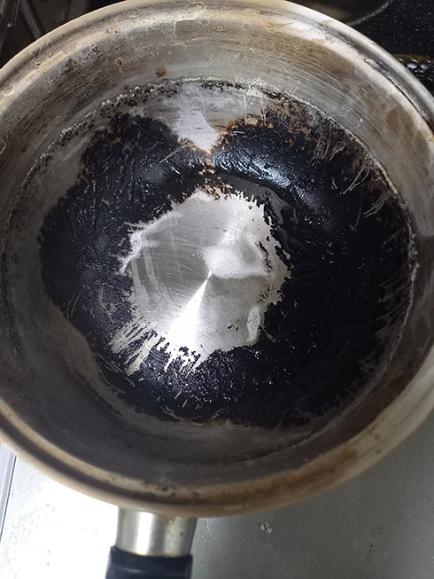 ひどく焦げ付いた鍋がたちまちピカピカに　玉ねぎの皮を使った生活の知恵が役立ちそう