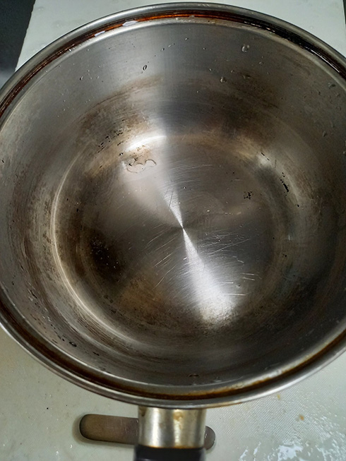 ひどく焦げ付いた鍋がたちまちピカピカに　玉ねぎの皮を使った生活の知恵が役立ちそう