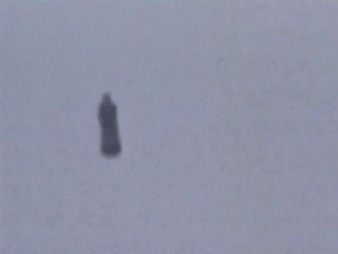 特別映像『緊急放送！未知の成分「ケルセチンゴールド」の謎』謎の飛行体