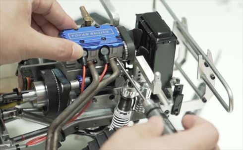 総パーツ数は100点以上 4スト2気筒エンジン手作りキット「X