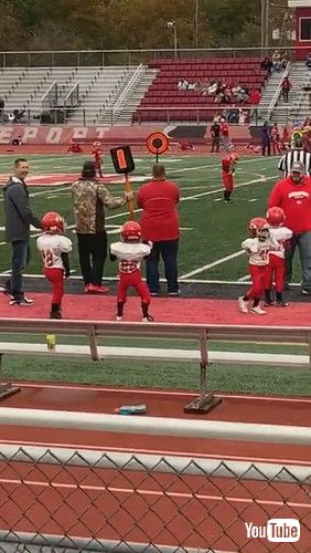 「Peewee Football Player Grooves Away on the Sidelines || ViralHog」