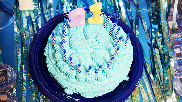 【PR】明治プロビオヨーグルトLG21 ／ LG21 発売21周年 限定パッケージ 花火 祭壇