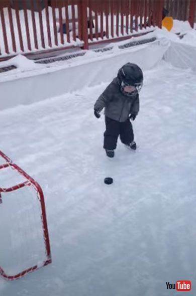 子供 こども 赤ちゃん ハプニング動画 アイスホッケー 海外動画