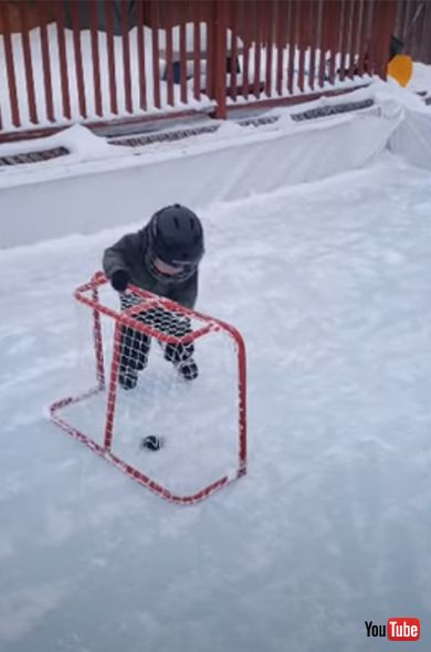 子供 こども 赤ちゃん ハプニング動画 アイスホッケー 海外動画