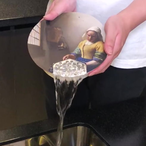 日清食品 焼きそば u.f.o 湯切り牛乳を注ぐ女 フェルメール