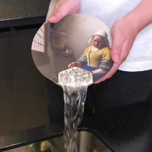 日清食品 焼きそば u.f.o 湯切り牛乳を注ぐ女 フェルメール