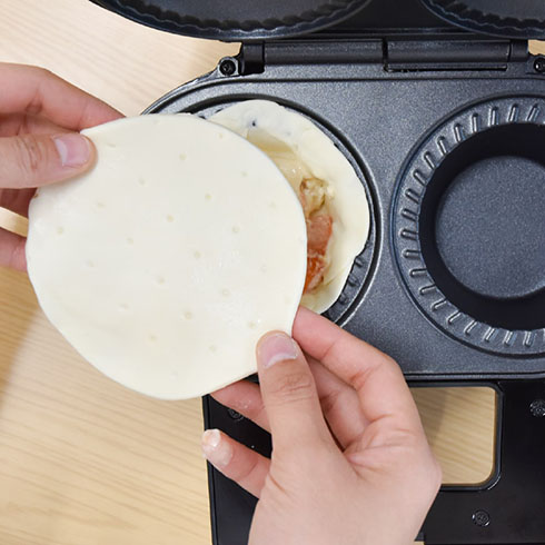 サンコー「自家製おかずパイメーカー」・セットするところ