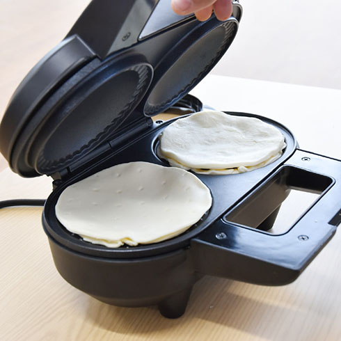 サンコー「自家製おかずパイメーカー」・ふたを閉めるところ