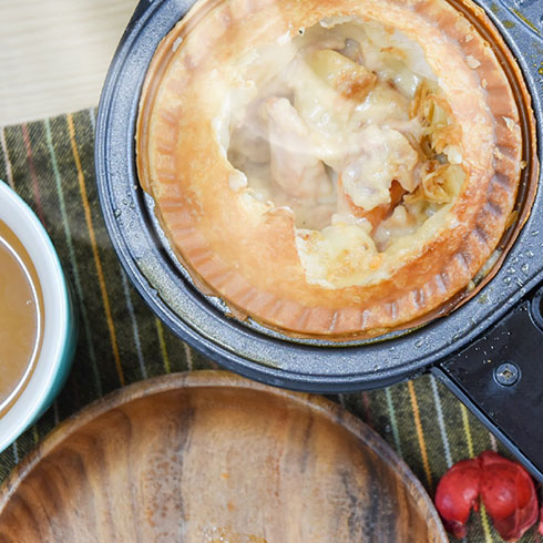 サンコー「自家製おかずパイメーカー」・パイのフタを破ったところ