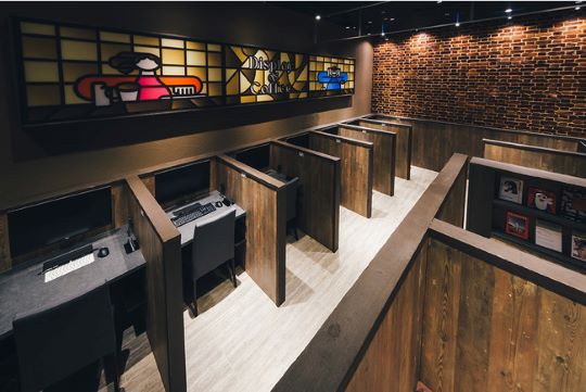 各席に設置されたディスプレイモニター