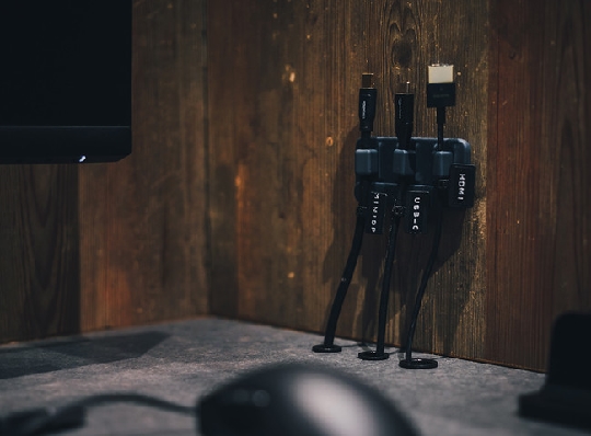 モニターとPCをつなぐケーブルや充電用ケーブル