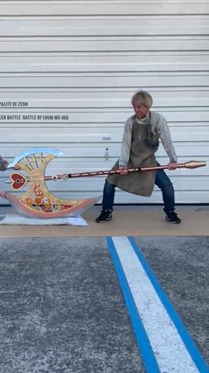 重すぎんだろ……！　マッチョ戦士しか装備できない金属製31キロ巨大斧の迫力がすごすぎる