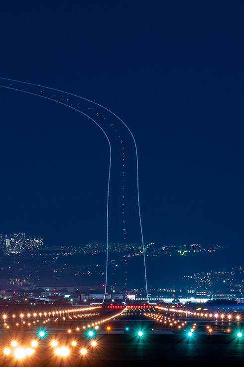 空まで続く飛行機の滑走路　銀河鉄道のような天の道を記録した写真がロマンチックですてき