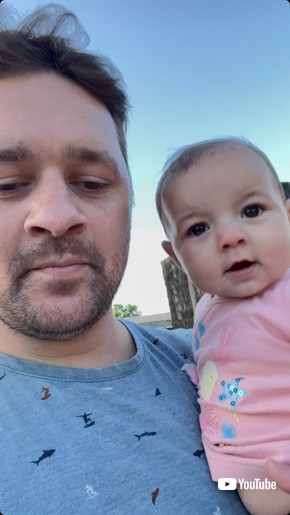 正面を向く親子