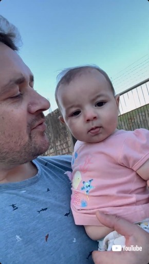 赤ちゃんを見る父親